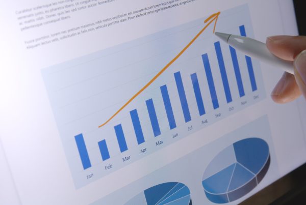 A graph shows how Xero helps make invoicing to payment quicker